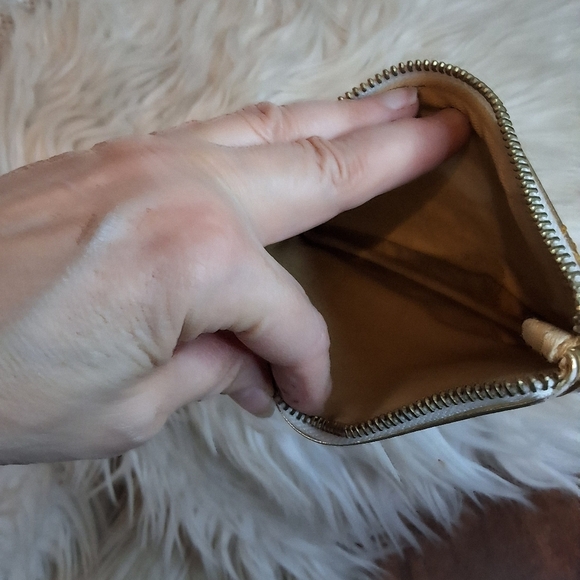 Daisy By Marc Jacobs Golden Wristlet - Picture 5 of 9